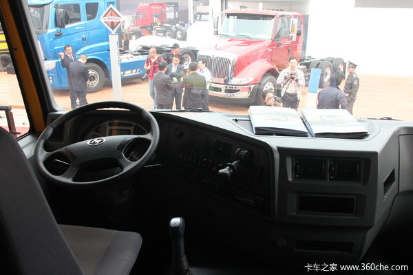 红岩 新金刚重卡 340马力 8X4 自卸车(上菲红)(CQ3314HTG366)驾驶室图（6/33）