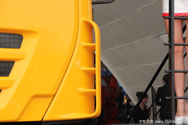 红岩 新金刚重卡 340马力 8X4 自卸车(上菲红)(CQ3314HTG366)外观图（17/22）