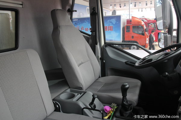 解放 J6L中卡 140马力 4X2 厢式载货车(新道依茨)(CA1160P62K1L4E4)驾驶室图（28/33）