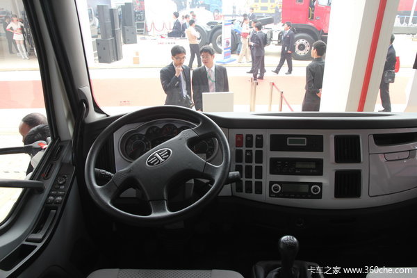 解放 J6L中卡 140马力 4X2 厢式载货车(新道依茨)(CA1160P62K1L4E4)驾驶室图（11/33）