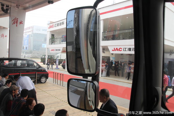 解放 J6L中卡 140马力 4X2 厢式载货车(新道依茨)(CA1160P62K1L4E4)驾驶室图（8/33）