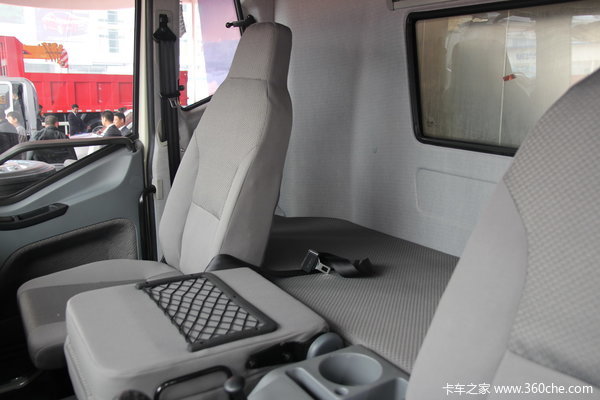 解放 J6L中卡 140马力 4X2 厢式载货车(新道依茨)(CA1160P62K1L4E4)驾驶室图（5/33）