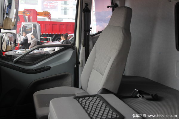 解放 J6L中卡 140马力 4X2 厢式载货车(新道依茨)(CA1160P62K1L4E4)驾驶室图（4/33）