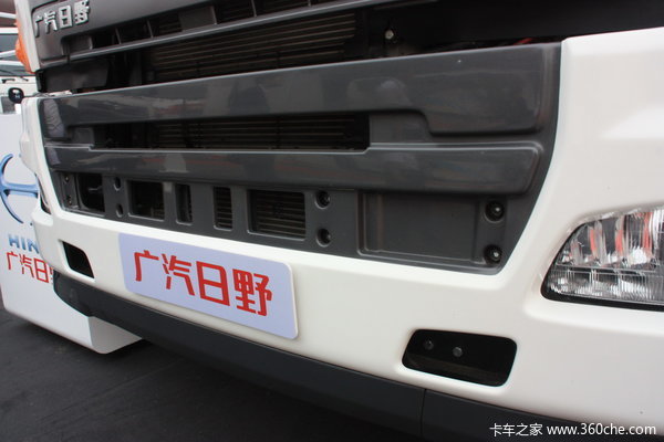 广汽日野 700系列重卡 380马力 8X4 厢式载货车(YC5310XXYFY2PY)外观图（16/17）
