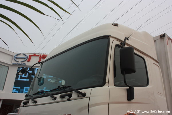 广汽日野 700系列重卡 380马力 8X4 厢式载货车(YC5310XXYFY2PY)外观图（8/17）
