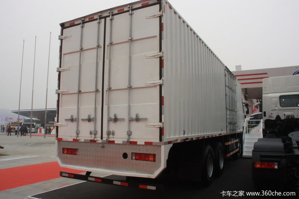 广汽日野 700系列重卡 380马力 8X4 厢式载货车(YC5310XXYFY2PY)外观图（6/17）