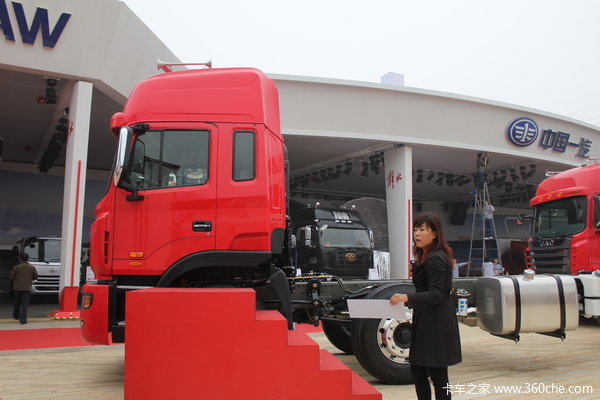江淮 格尔发K3系列重卡 270马力 8X4 载货车(底盘)(HFC1311P2K4H45F)外观图（10/31）