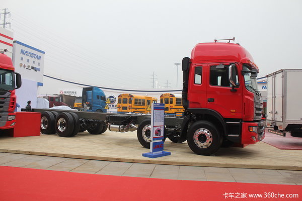 江淮 格尔发K3系列重卡 270马力 8X4 载货车(底盘)(HFC1311P2K4H45F)外观图（4/31）