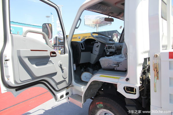 金杯 领驰3600 95马力 4X2 4.55米单排栏板载货车(SY1041DYV)驾驶室图（2/31）