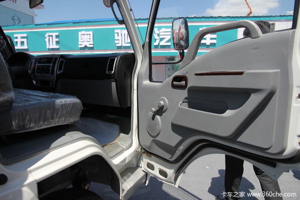 金杯 领驰3600 95马力 4X2 4.55米单排栏板载货车(SY1041DYV)驾驶室图