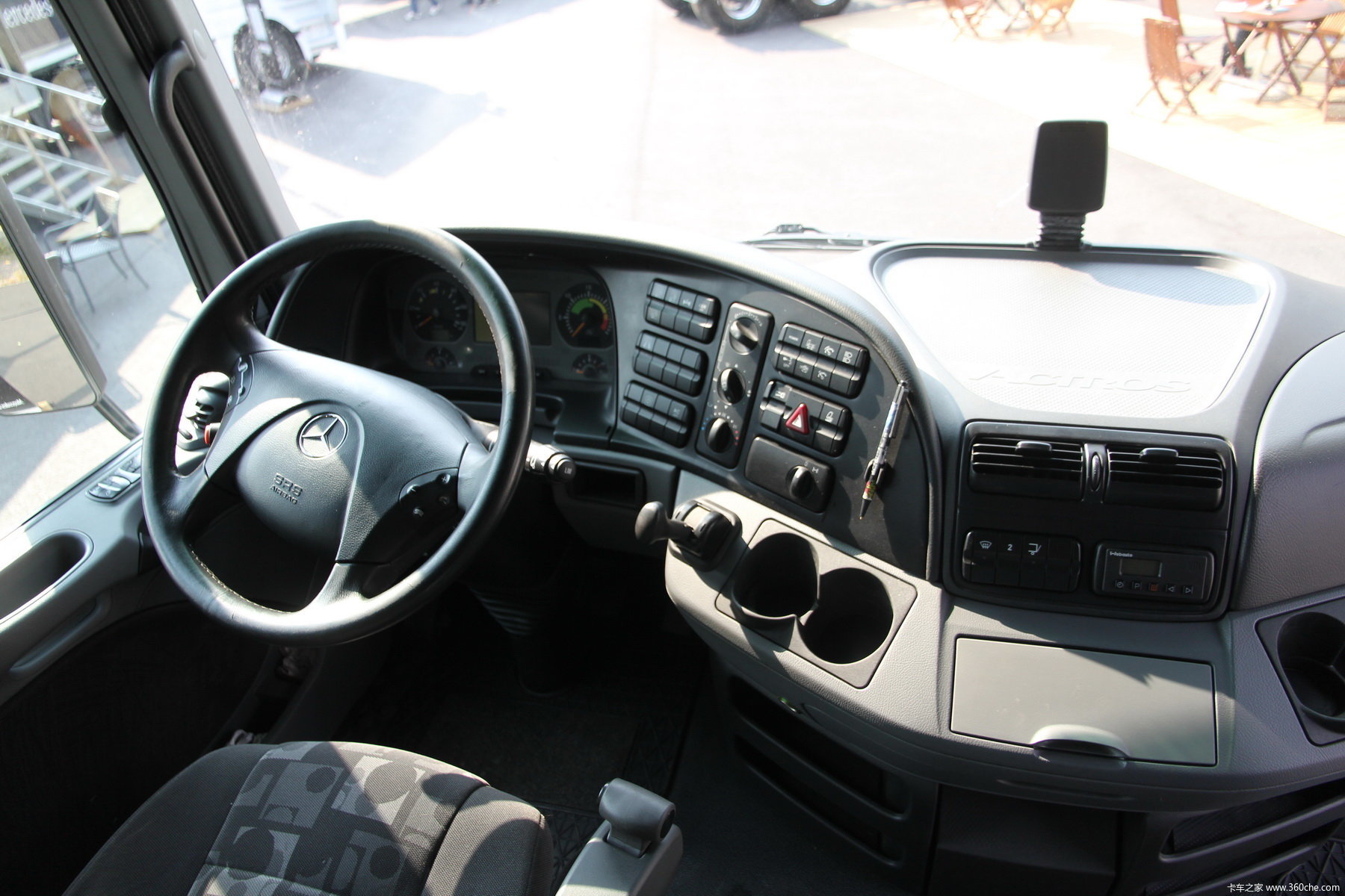 奔驰actros重卡 480马力 6x2 厢式载货车(型号2548l)驾驶室图(2/7)